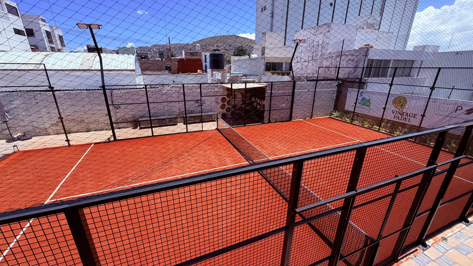 Cancha de pádel del complejo, foto real